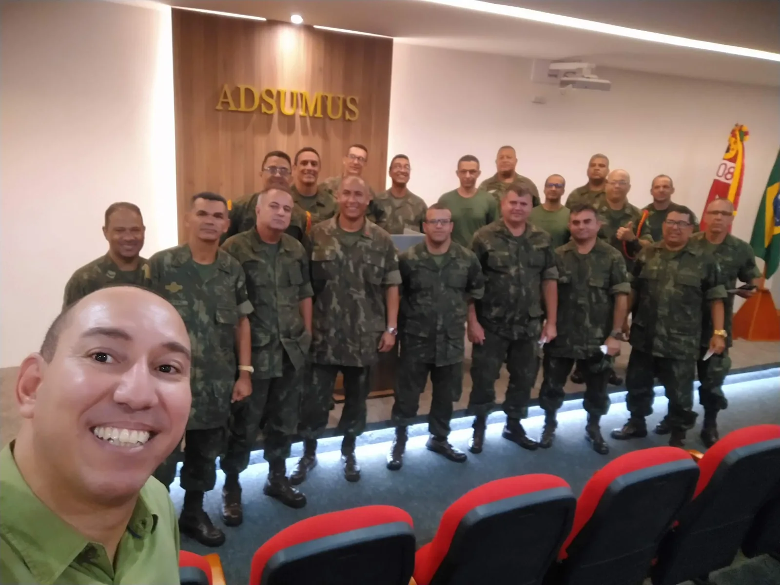 Flávio Soares com participantes ao final da palestra