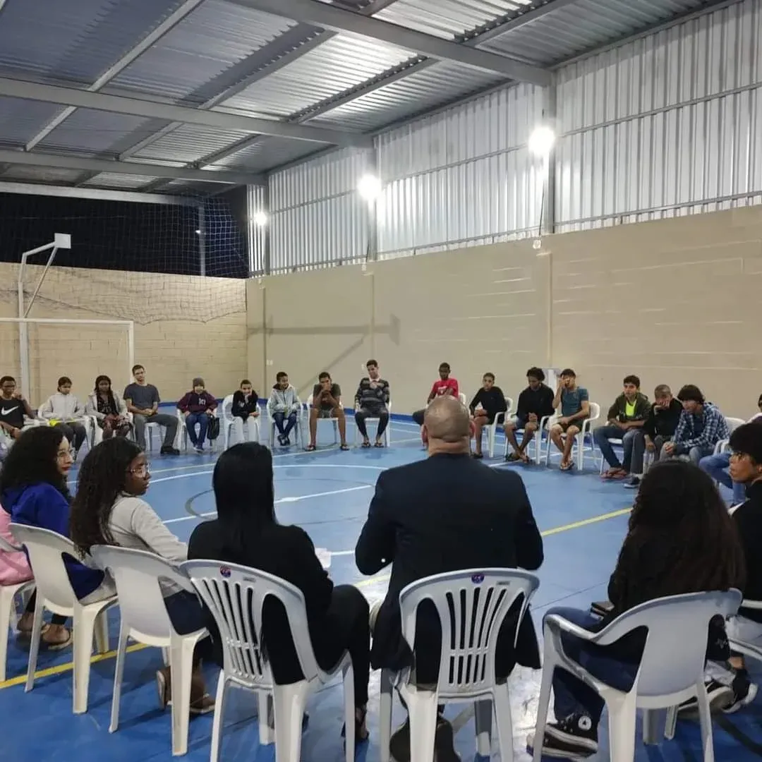 Roda de conversa de Flávio Soares com jovens sobre propósito